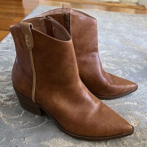 Universal thread western style booties Camel color